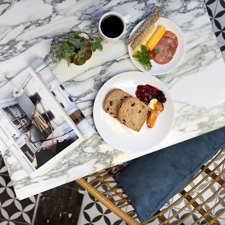 The Pinnacle Athènes Extérieur photo A table with a marble tabletop