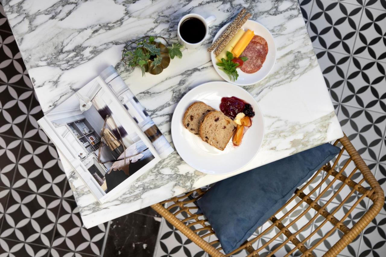 The Pinnacle Athènes Extérieur photo A table with a marble tabletop