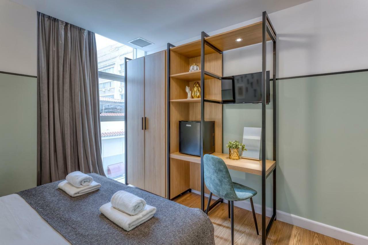 The Pinnacle Athènes Extérieur photo A room at the hotel