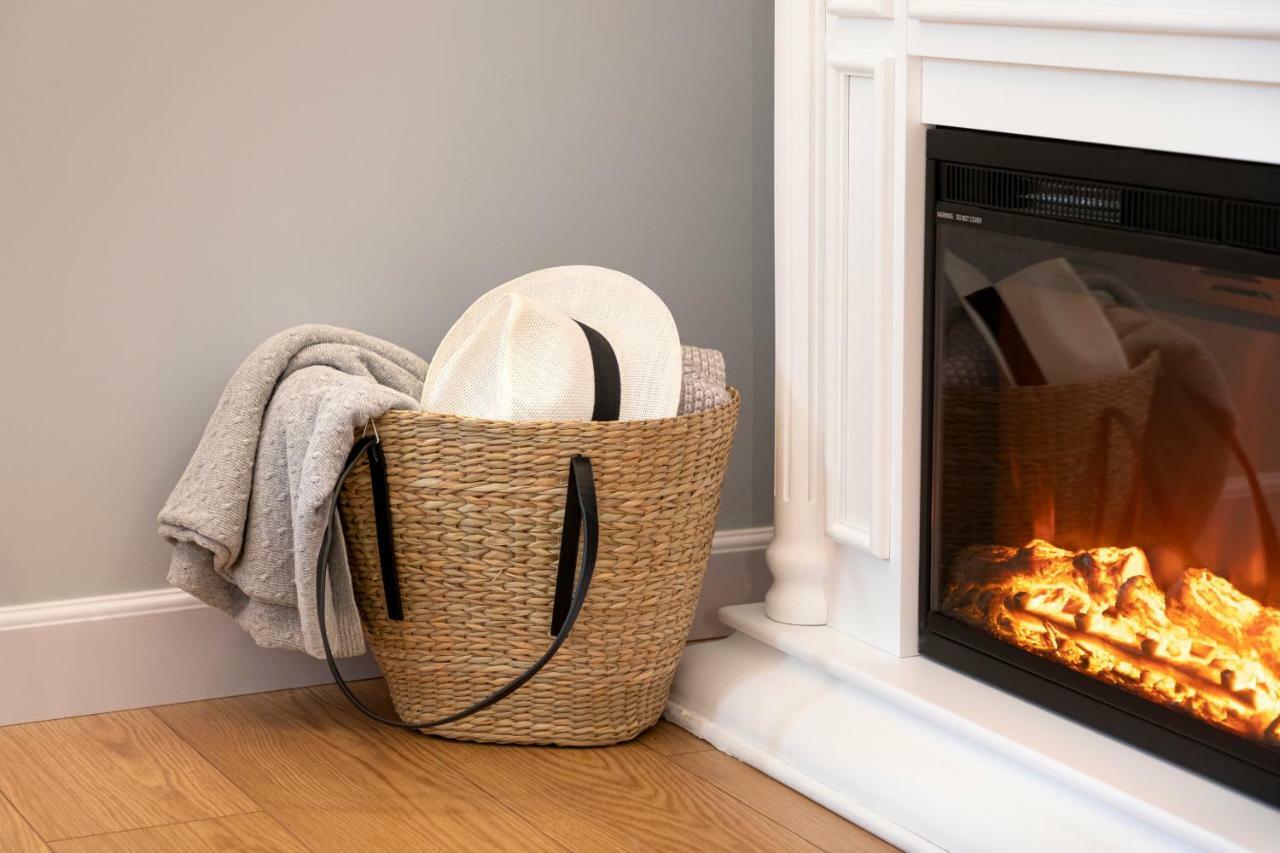 The Pinnacle Athènes Extérieur photo A fireplace log carrier