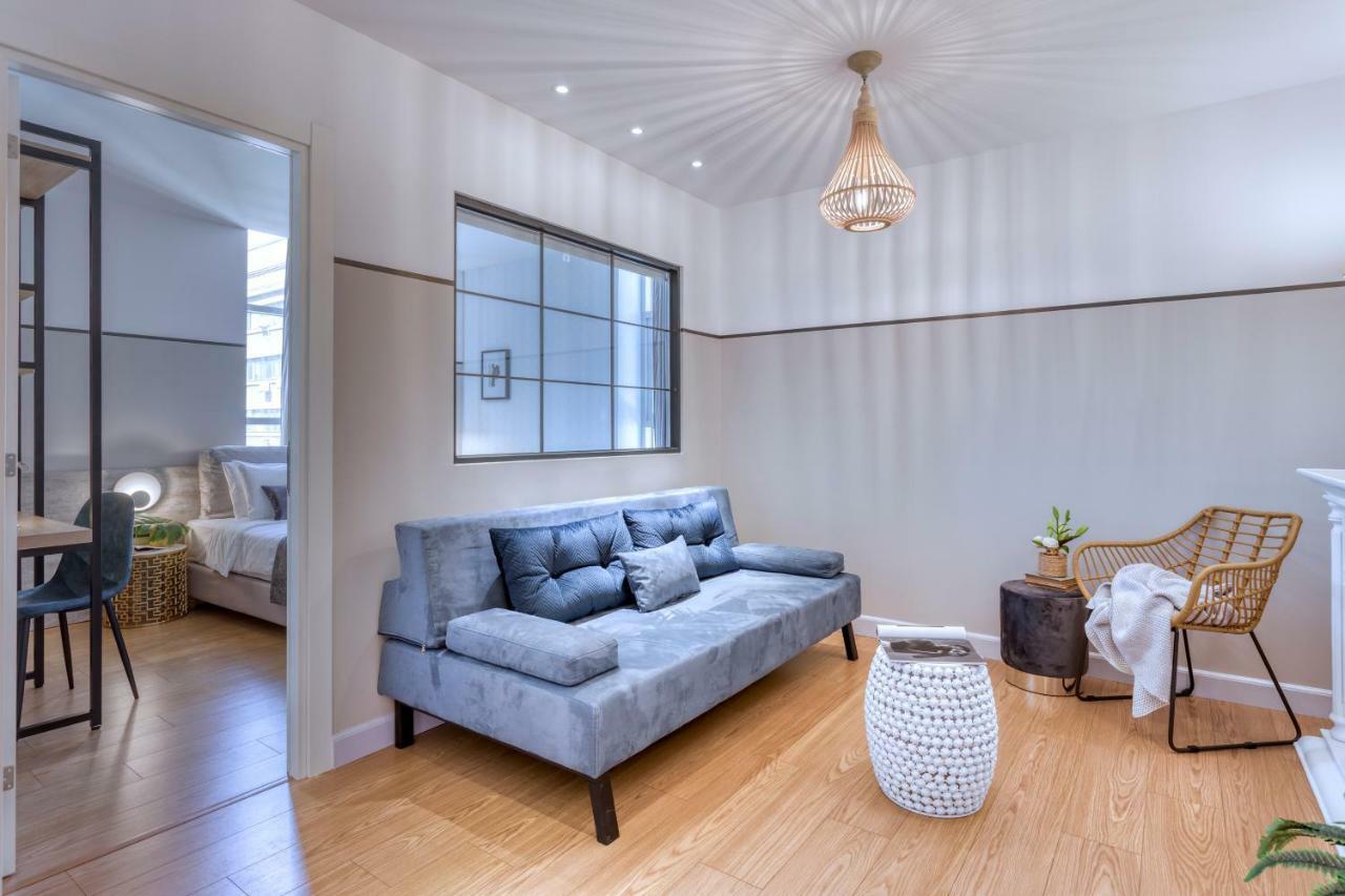 The Pinnacle Athènes Extérieur photo A living room with a sofa bed