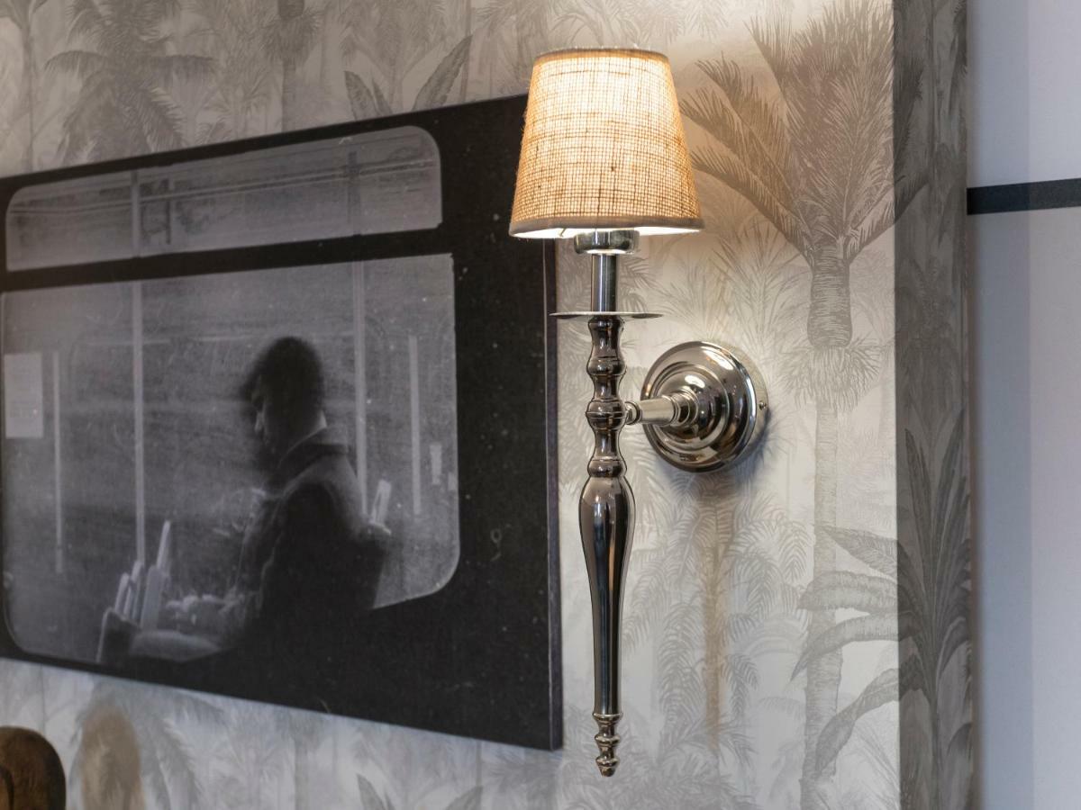 The Pinnacle Athènes Extérieur photo A wall light