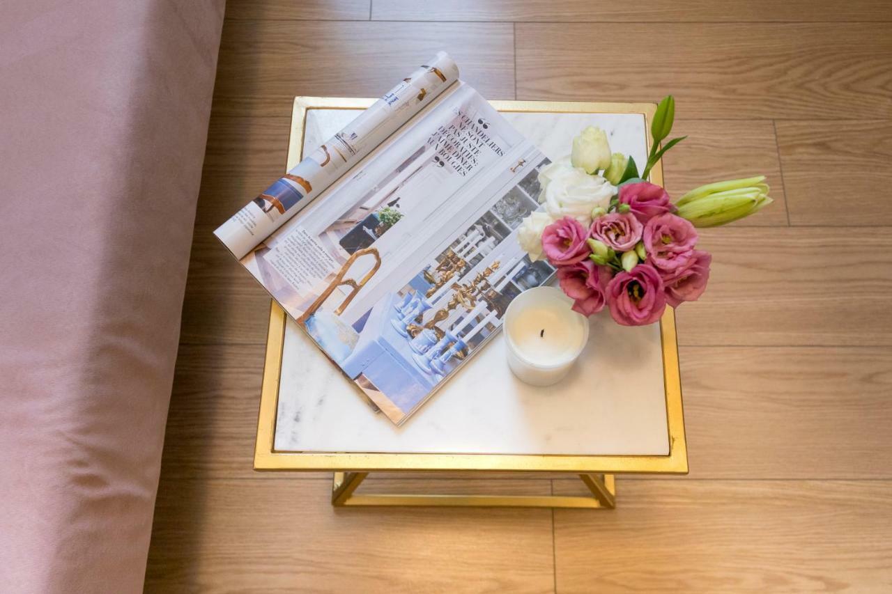 The Pinnacle Athènes Extérieur photo A marble side table