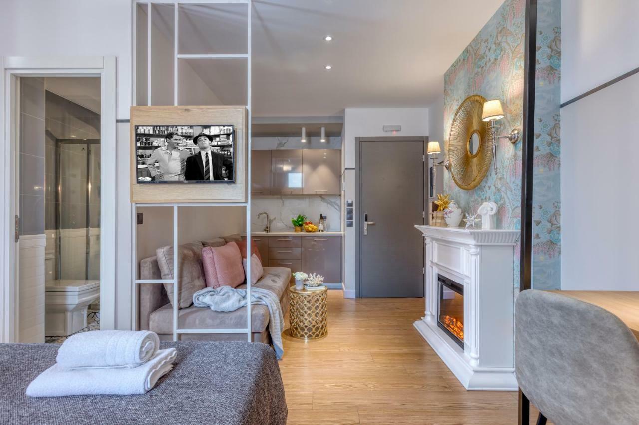 The Pinnacle Athènes Extérieur photo A typical studio apartment