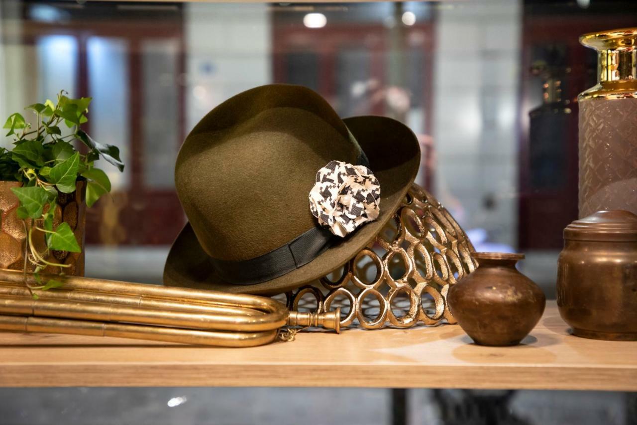 The Pinnacle Athènes Extérieur photo A hat with a leopard brooch