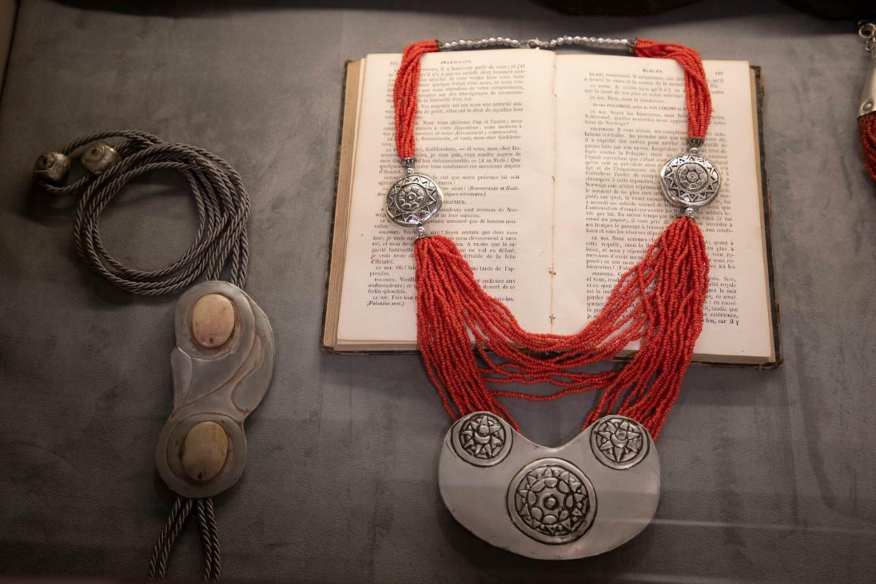 The Pinnacle Athènes Extérieur photo A traditional Tibetan necklace