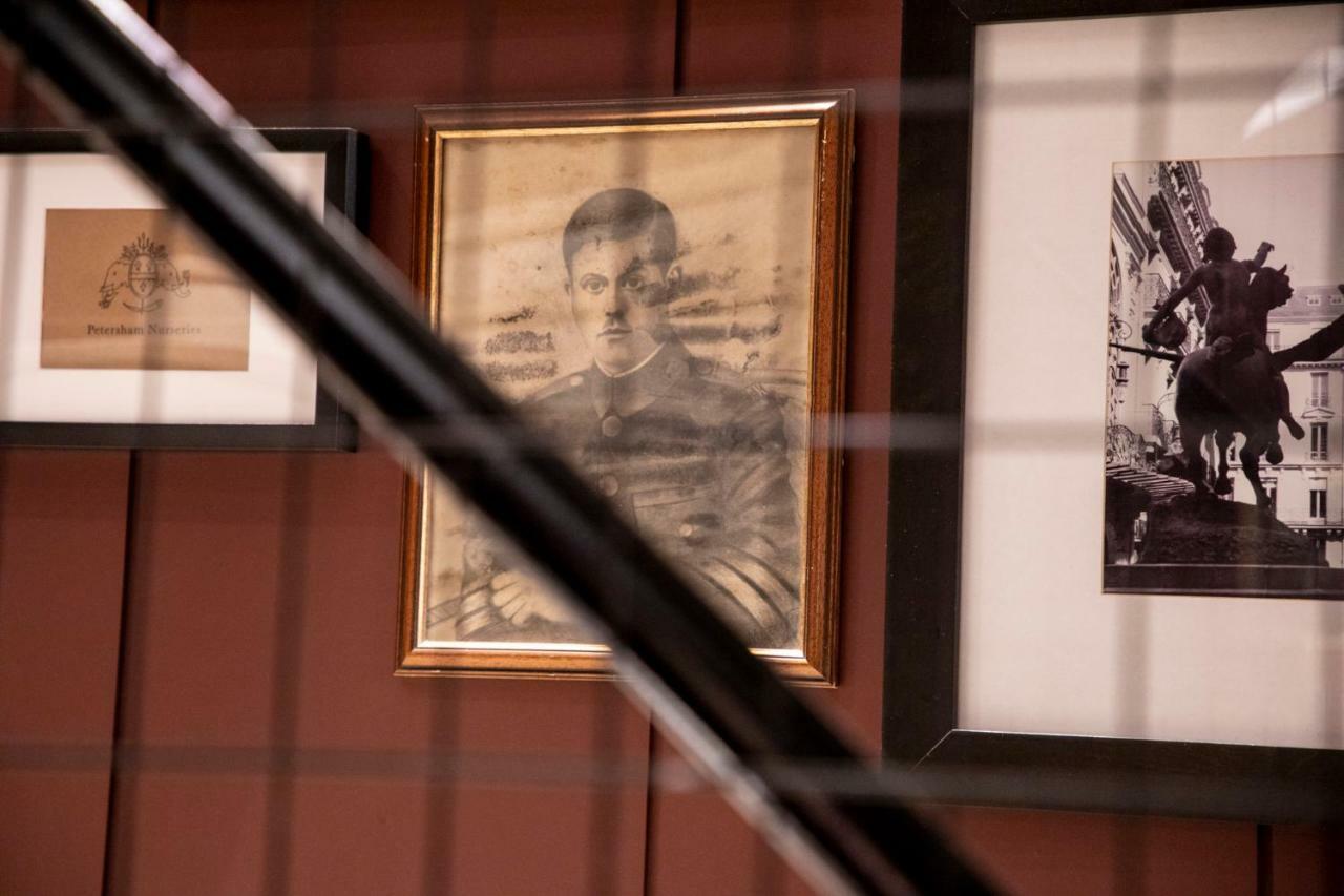 The Pinnacle Athènes Extérieur photo A portrait of King Chulalongkorn at the Chulalongkorn University Museum