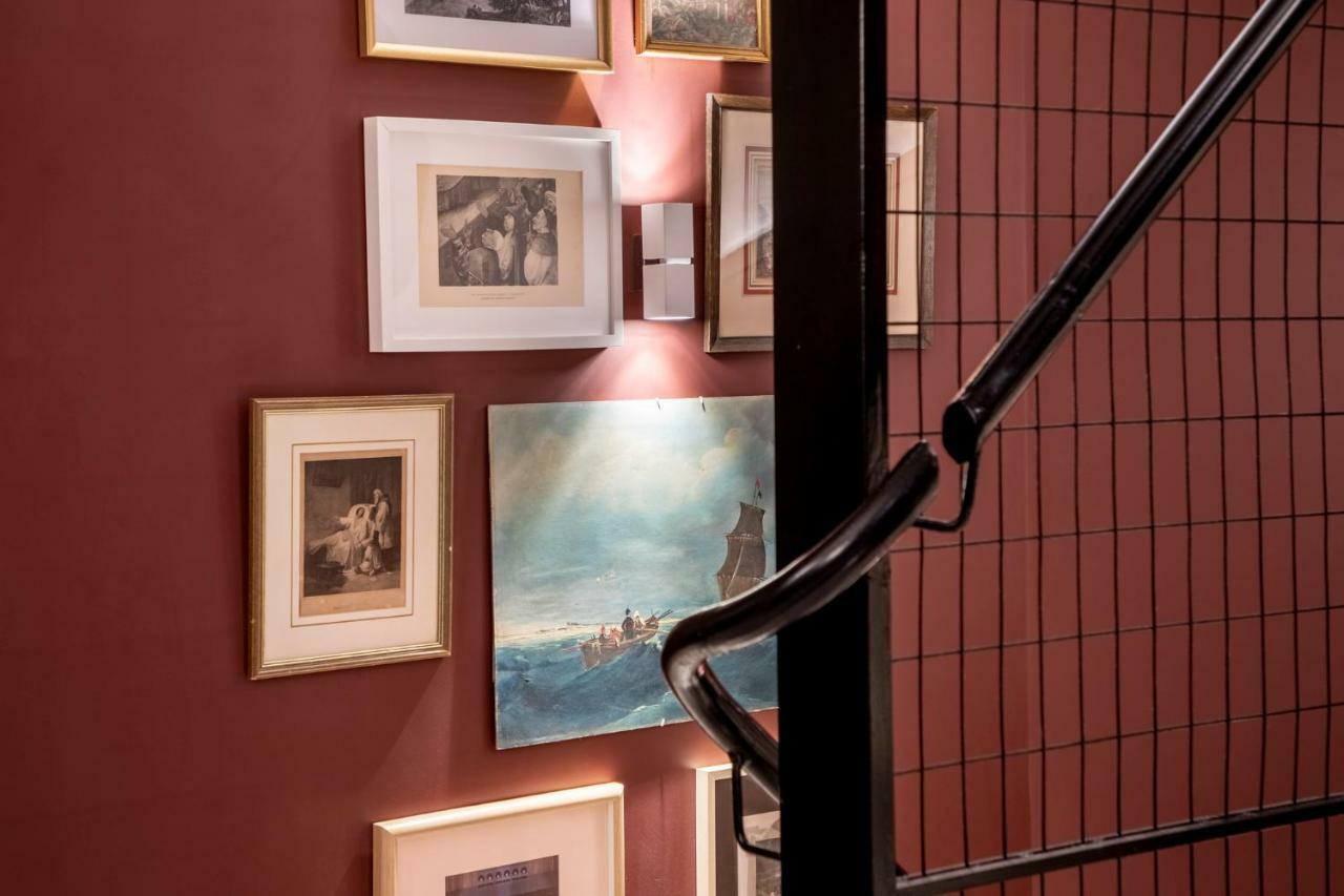 The Pinnacle Athènes Extérieur photo A wall light