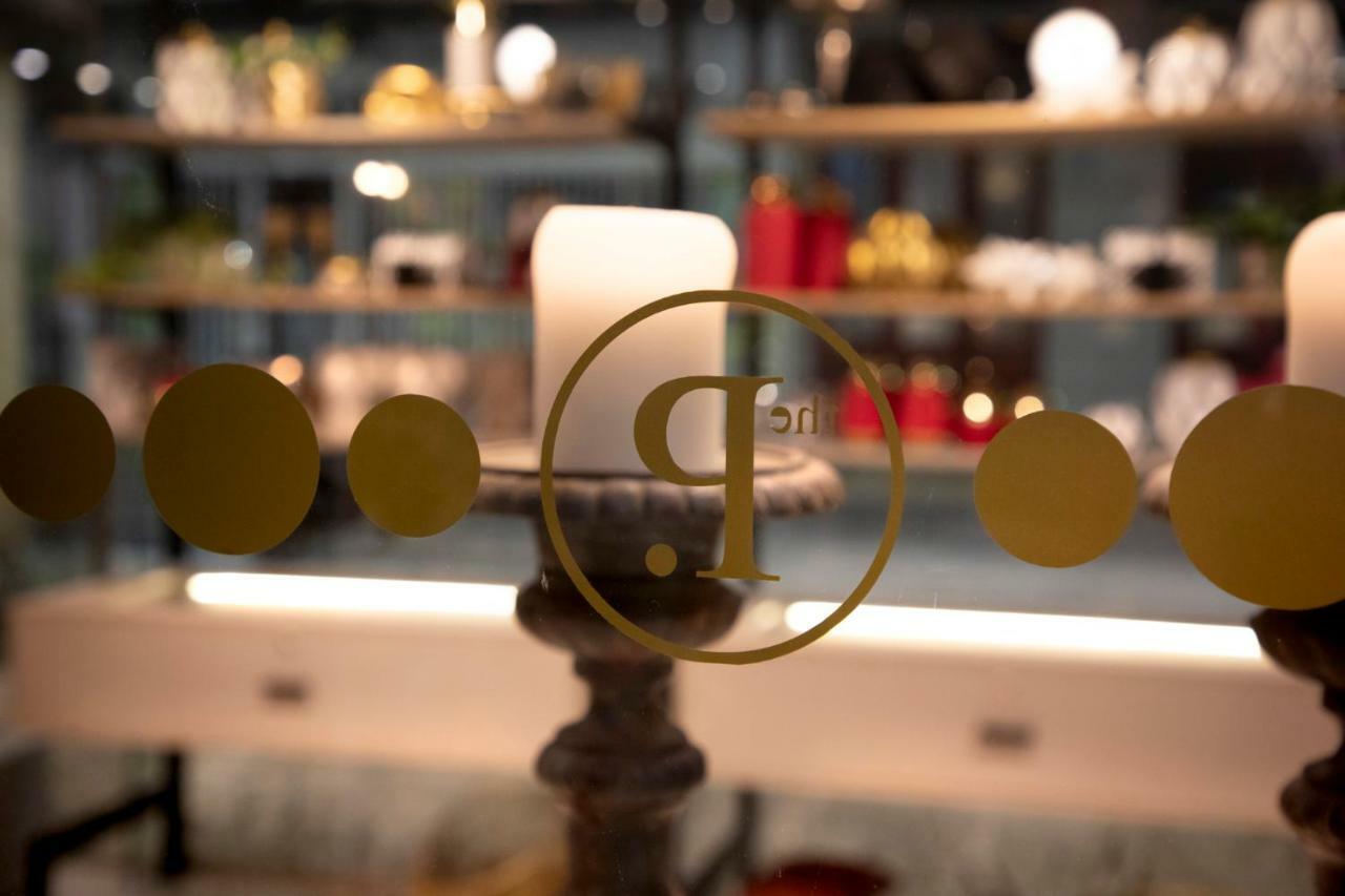 The Pinnacle Athènes Extérieur photo The logo of the restaurant