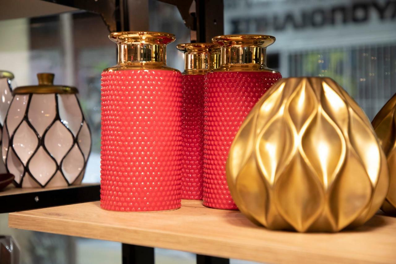 The Pinnacle Athènes Extérieur photo Vases