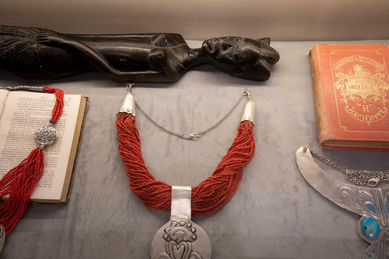 The Pinnacle Athènes Extérieur photo A necklace made of kumihimo